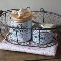 Tutorial barattoli decorati in stile Shabby Chic – Chalk Paint e cesto in fil di ferro