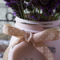 Tutorial barattoli decorati in stile Shabby Chic – Dettaglio con nastro rosa