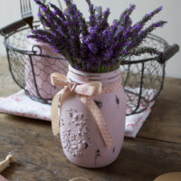 Tutorial barattoli decorati in stile Shabby Chic – Dettaglio con nastro rosa