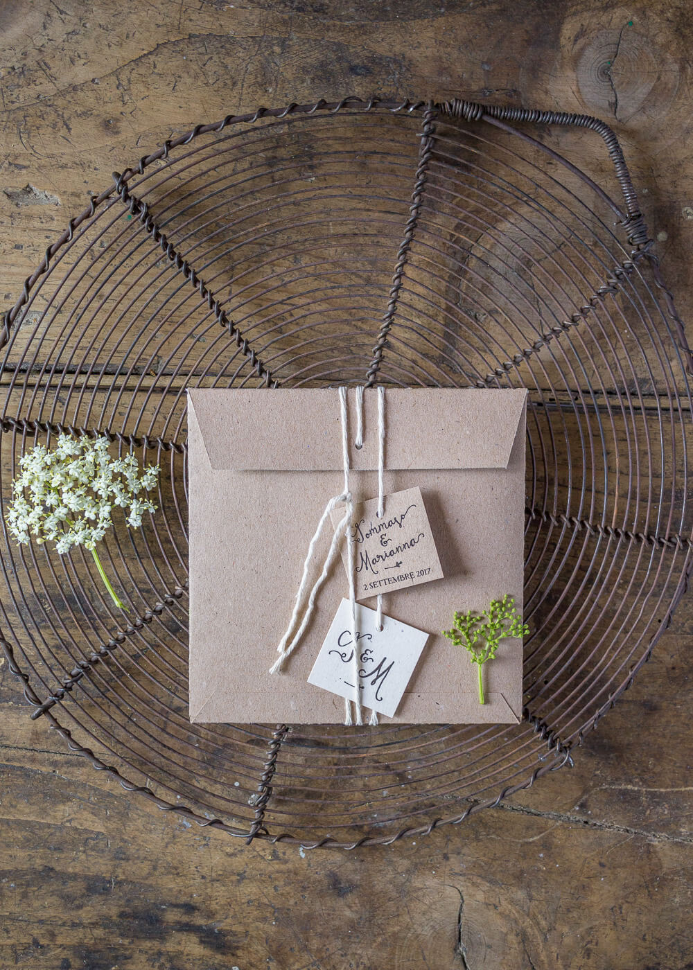 Wedding suite Campagna inglese - Partecipazione di matrimonio, busta speciale e tags in carta riciclata - Lily&Sage Design