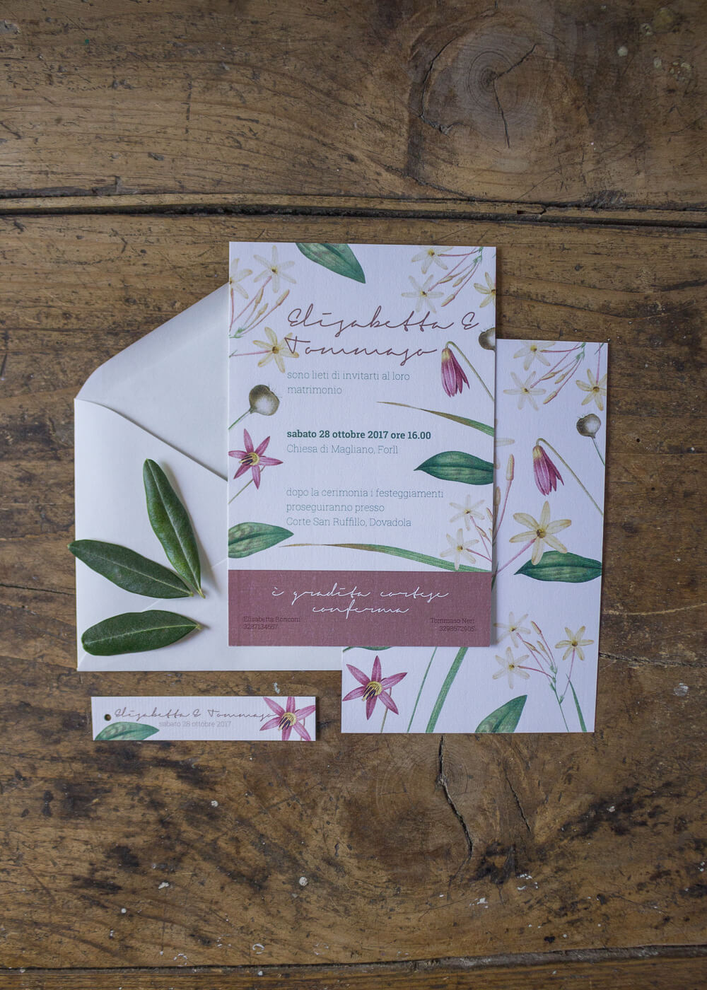 Wedding suite botanica Lillie - Partecipazioni di matrimonio e tag chiudi busta in carta vergata - Dettagli botanici - Lily&Sage Design