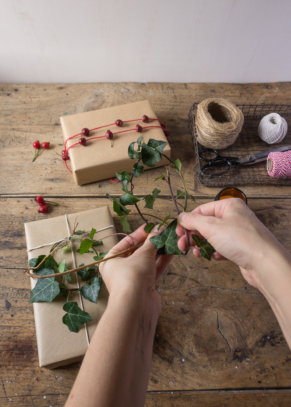 Impacchettare i regali di Natale con il linguaggio dei fiori - Ghirlande di Edera - Lily&Sage Design