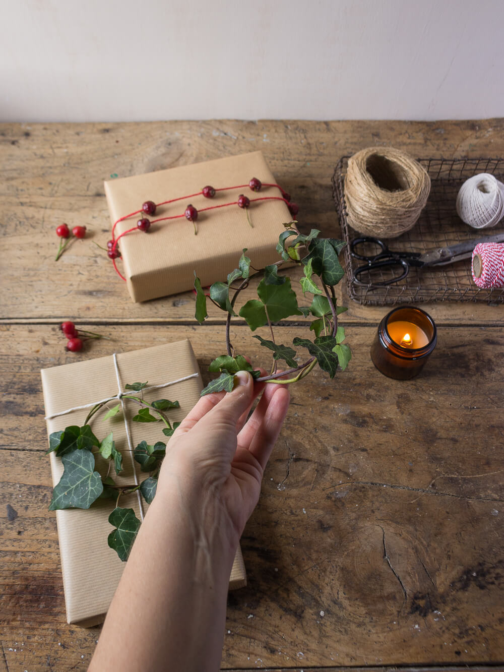 Impacchettare i regali di Natale con il linguaggio dei fiori - Ghirlande di Edera - Lily&Sage Design